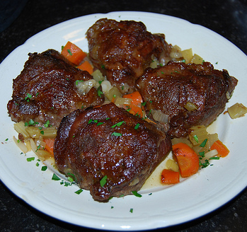 Gestoofde kalfswang met aardappels en groente